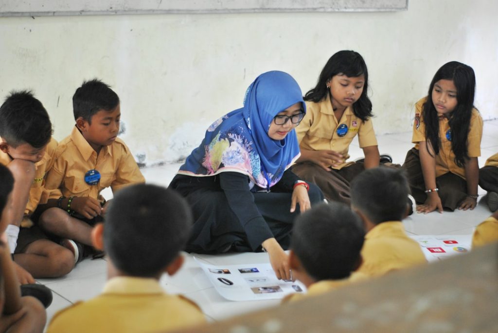 Anak-anak dan pendamping belajar bersama, mencerminkan program pendidikan dan pendampingan Rumah Menata Hati