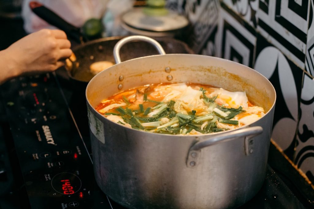 Dapur umum untuk pengungsi bencana