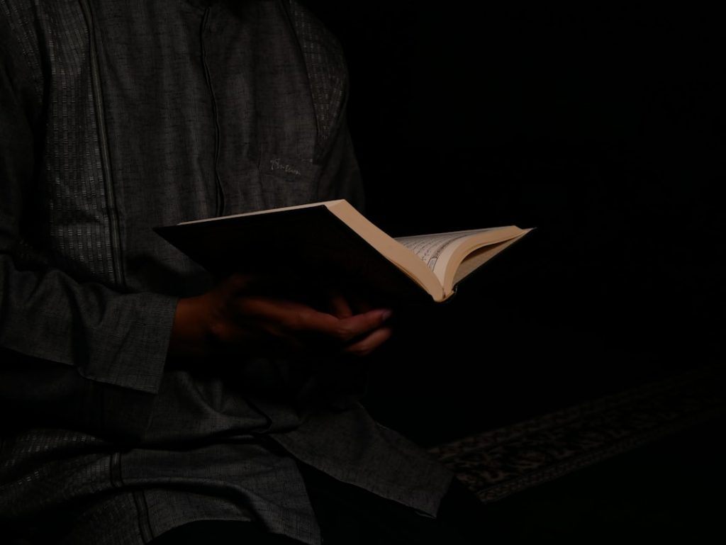 Seseorang membaca Al-Qur'an dengan tenang sebagai bentuk mengingat Allah