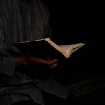 Seseorang membaca Al-Qur'an dengan tenang sebagai bentuk mengingat Allah
